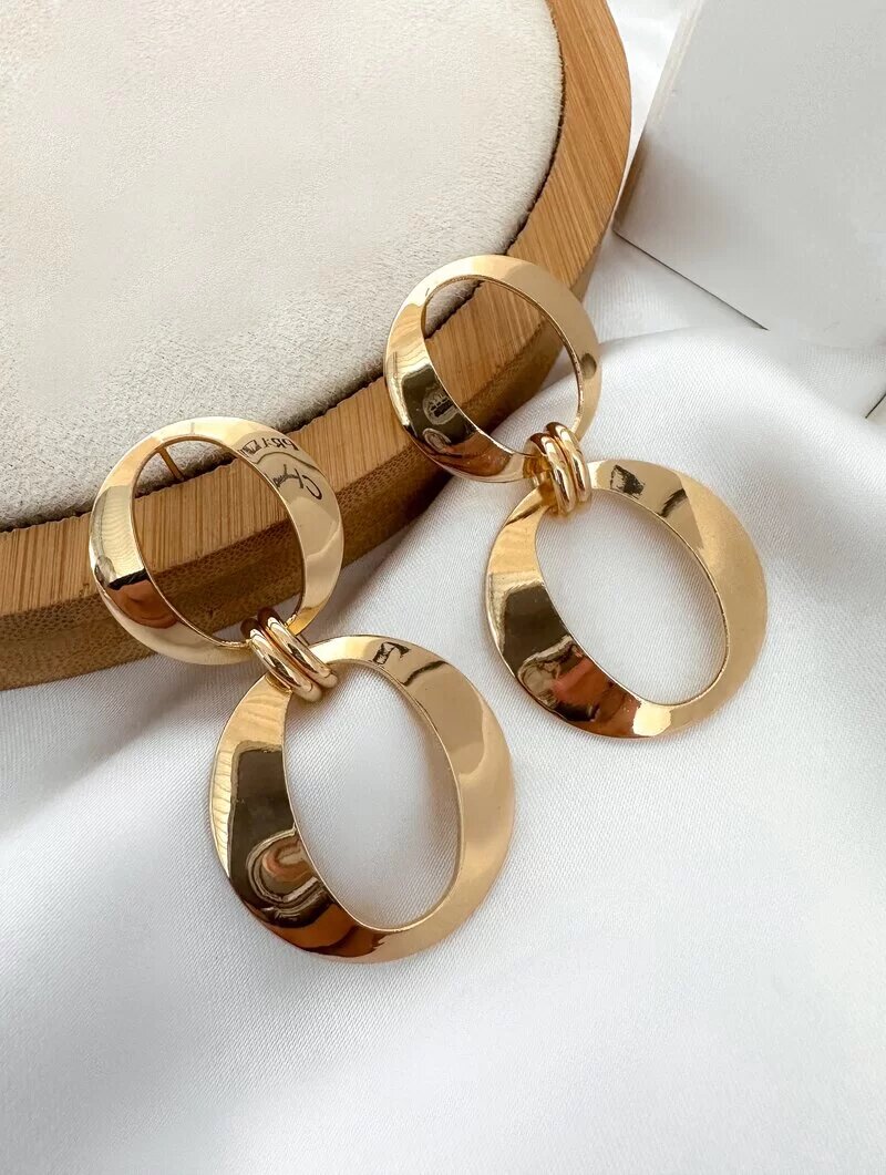 Brinco Folheado a Ouro 18K e a Prata Círculos Vazados.