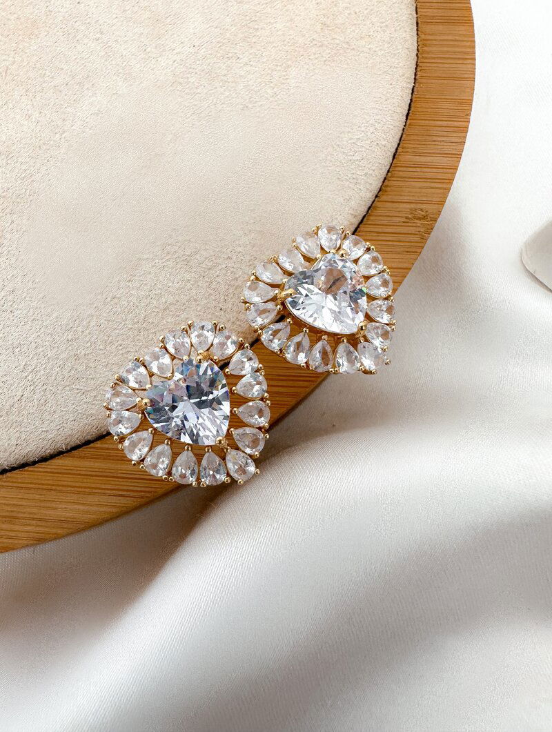 Brinco Folheado a Ouro 18K e a Prata Coração Minimalista com Zirconias.