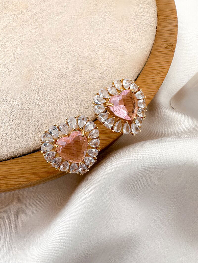Brinco Folheado a Ouro 18K e a Prata Coração Minimalista com Zirconias.