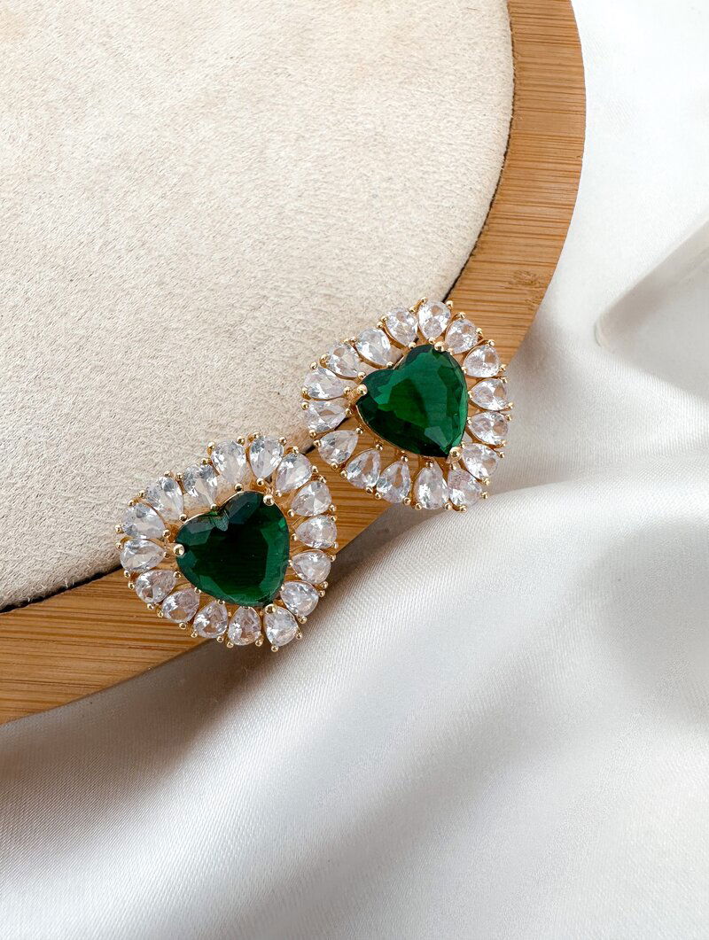 Brinco Folheado a Ouro 18K e a Prata Coração Minimalista com Zirconias.
