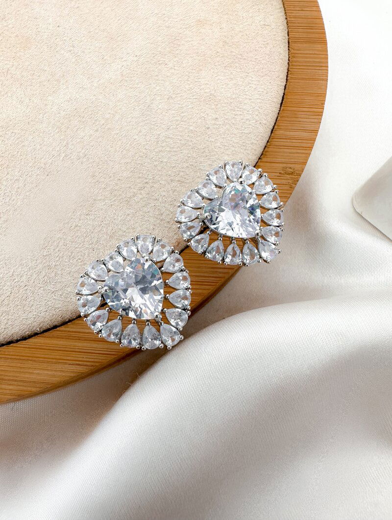 Brinco Folheado a Ouro 18K e a Prata Coração Minimalista com Zirconias.