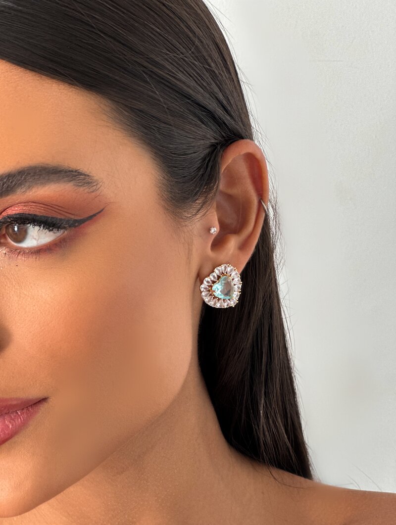 Brinco Folheado a Ouro 18K e a Prata Coração Minimalista com Zirconias.