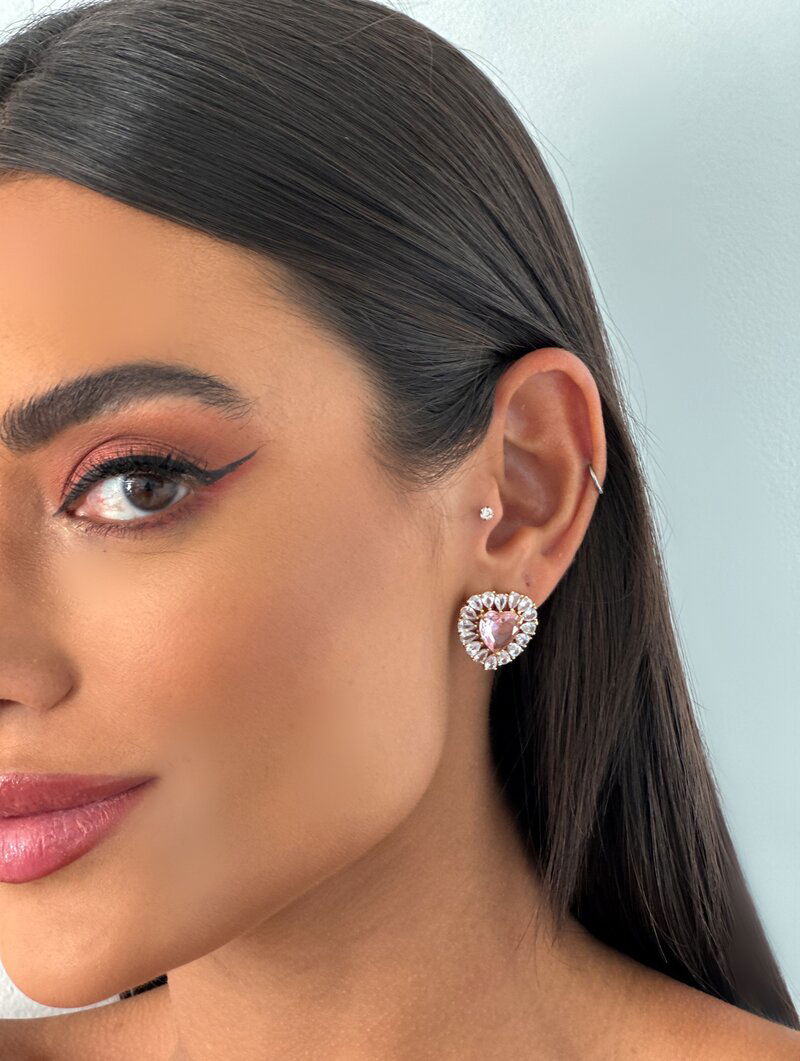 Brinco Folheado a Ouro 18K e a Prata Coração Minimalista com Zirconias.