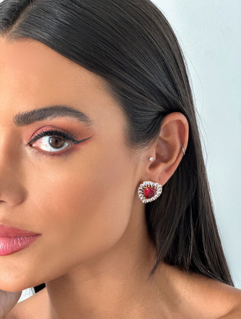 Brinco Folheado a Ouro 18K e a Prata Coração Minimalista com Zirconias.