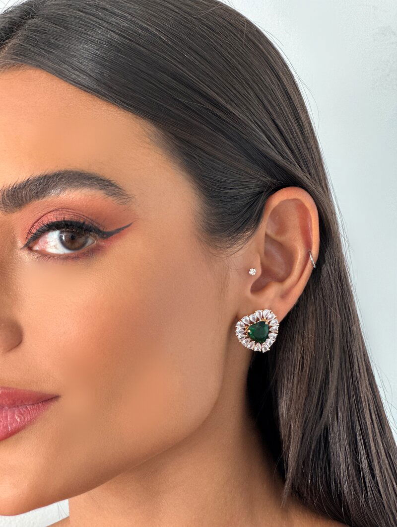 Brinco Folheado a Ouro 18K e a Prata Coração Minimalista com Zirconias.
