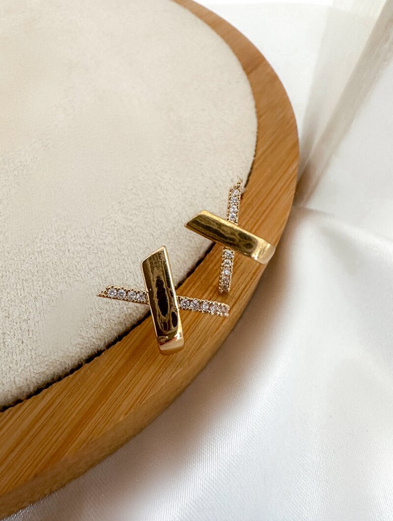 Brinco Folheado a Ouro 18K e a Prata Designer X com Micro Zirconias.