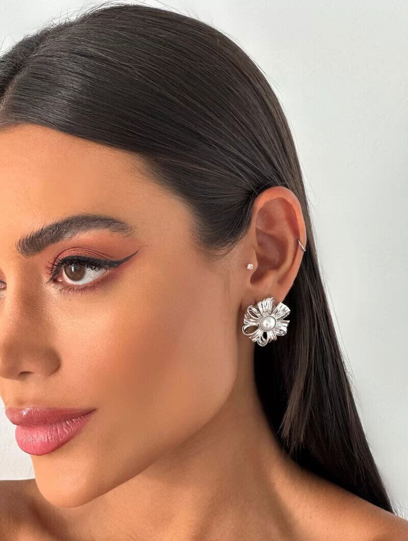 Brinco Folheado a Ouro 18K e a Prata Flor Martelada com Pérolas.