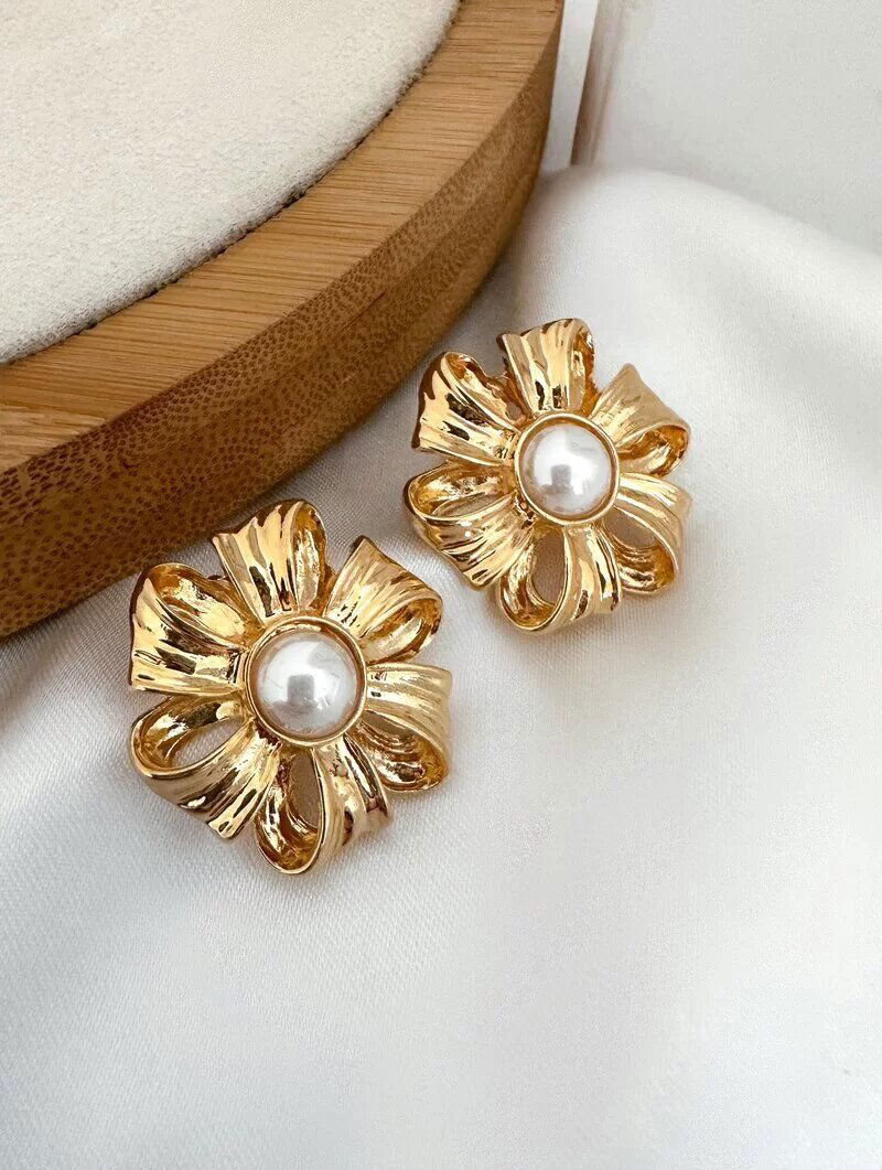 Brinco Folheado a Ouro 18K e a Prata Flor Martelada com Pérolas.