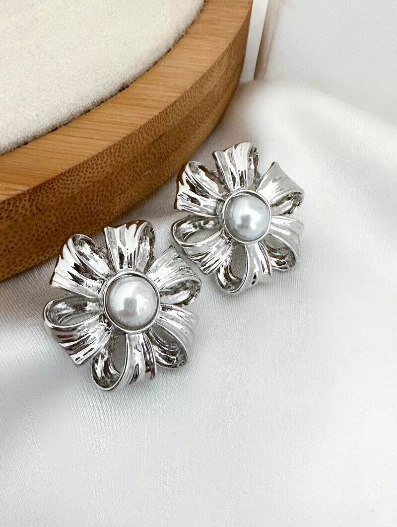 Brinco Folheado a Ouro 18K e a Prata Flor Martelada com Pérolas.