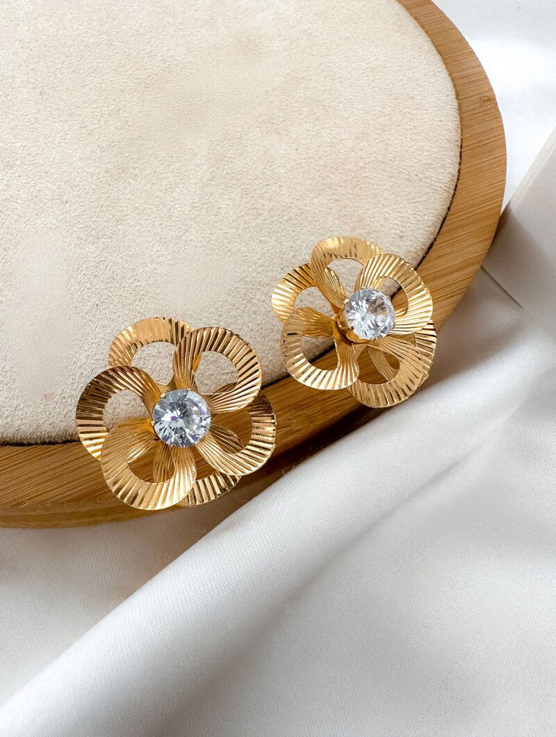 Brinco Folheado a Ouro 18K e a Prata Flor Petalas Vazadas com Pedra de Zirconia