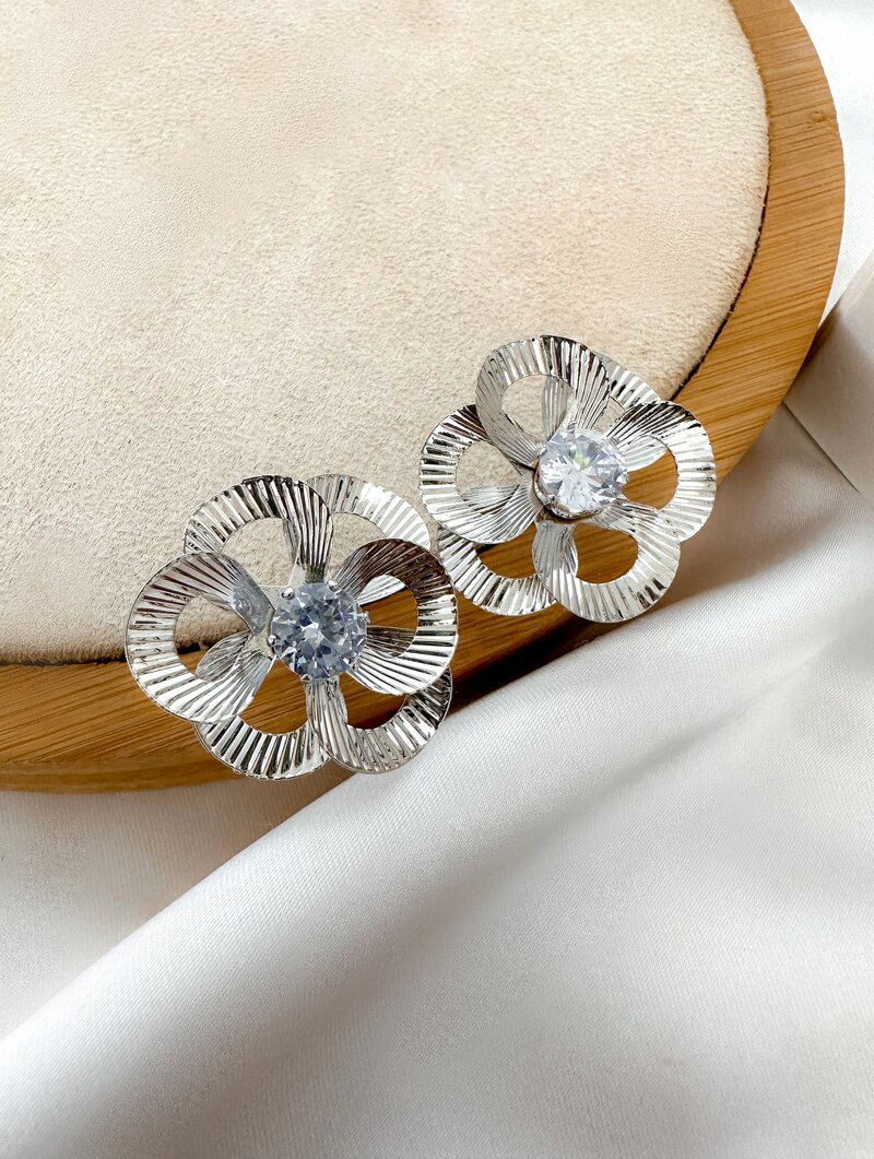 Brinco Folheado a Ouro 18K e a Prata Flor Petalas Vazadas com Pedra de Zirconia