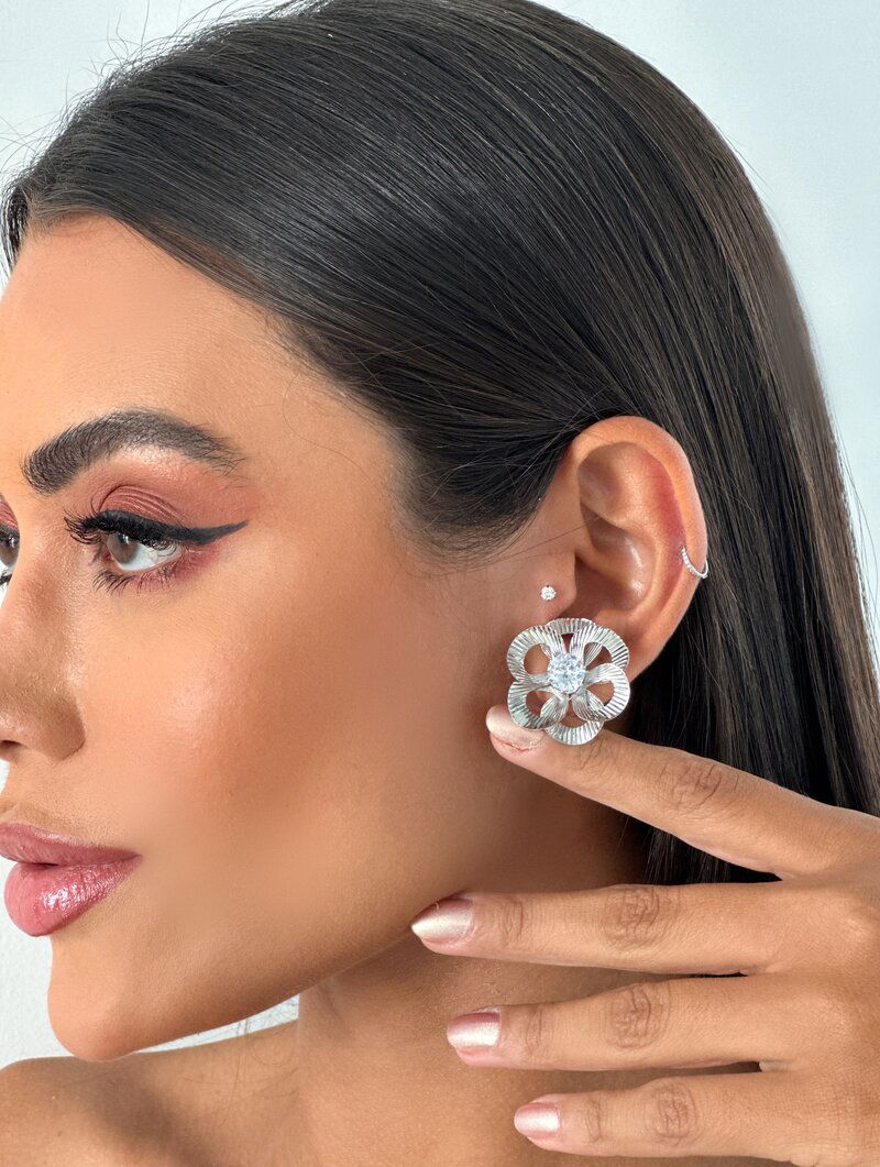 Brinco Folheado a Ouro 18K e a Prata Flor Petalas Vazadas com Pedra de Zirconia