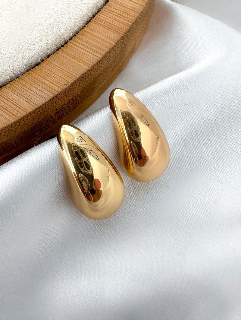 Brinco Folheado a Ouro 18K e a Prata Gota Moderna