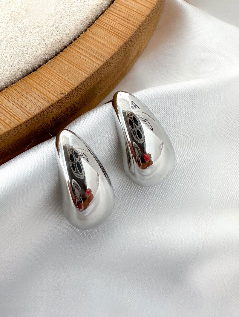 Brinco Folheado a Ouro 18K e a Prata Gota Moderna