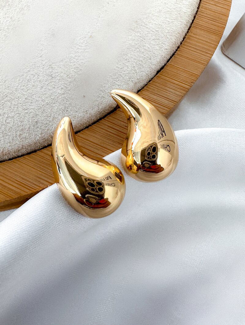 Brinco Folheado a Ouro 18K e a Prata Gota Ondulada M