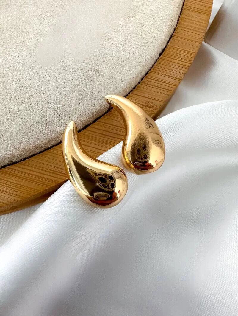 Brinco Folheado a Ouro 18K e a Prata Gota Ondulada PP