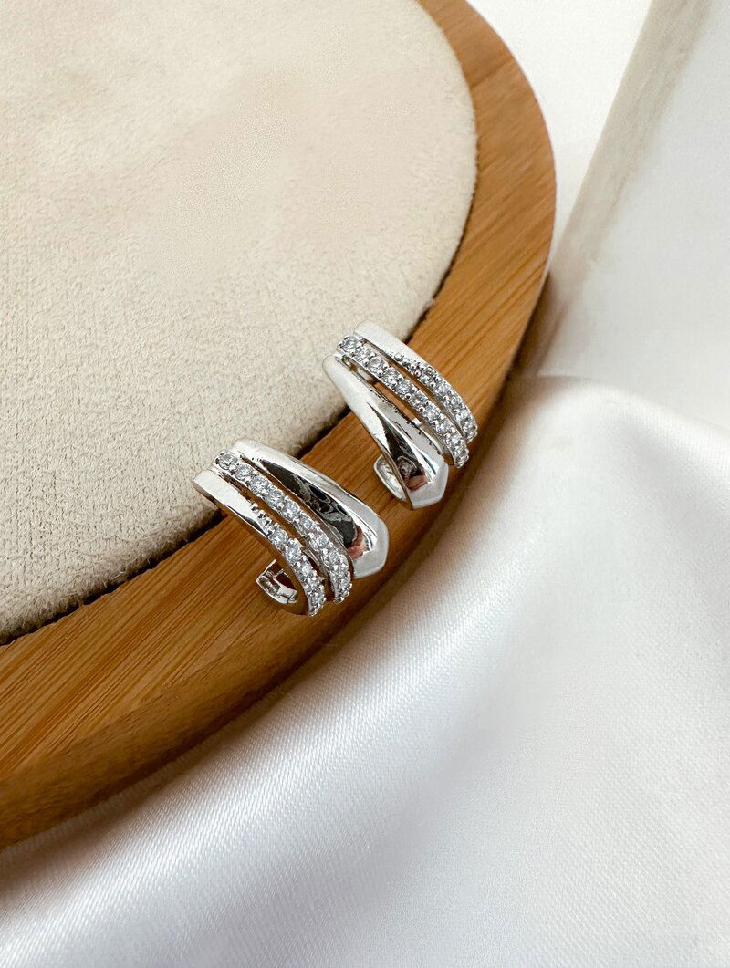 Brinco Folheado a Ouro 18K e a Prata Minimalista com Micro Zircônias.