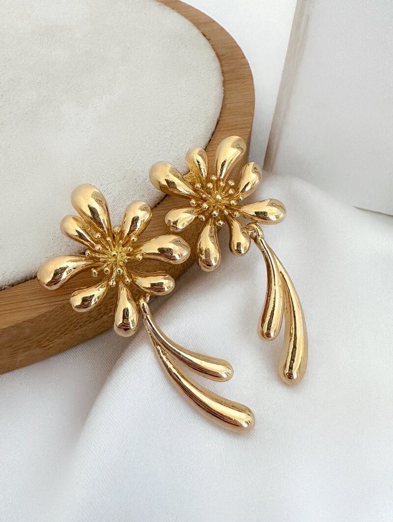 Brinco Folheado a Ouro 18K e a Prata Oito Pétalas Lisas.