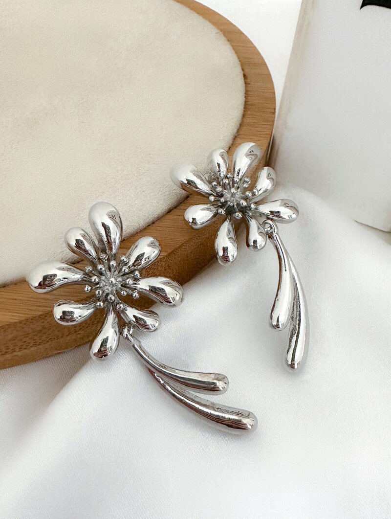 Brinco Folheado a Ouro 18K e a Prata Oito Pétalas Lisas.