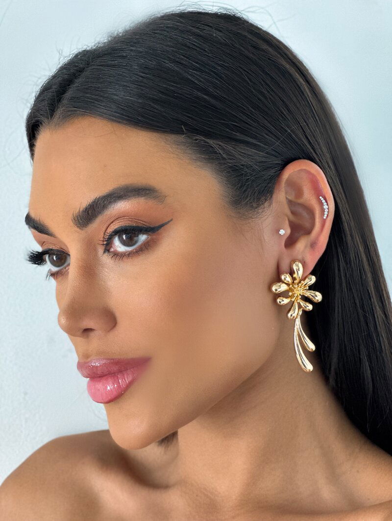 Brinco Folheado a Ouro 18K e a Prata Oito Pétalas Lisas.