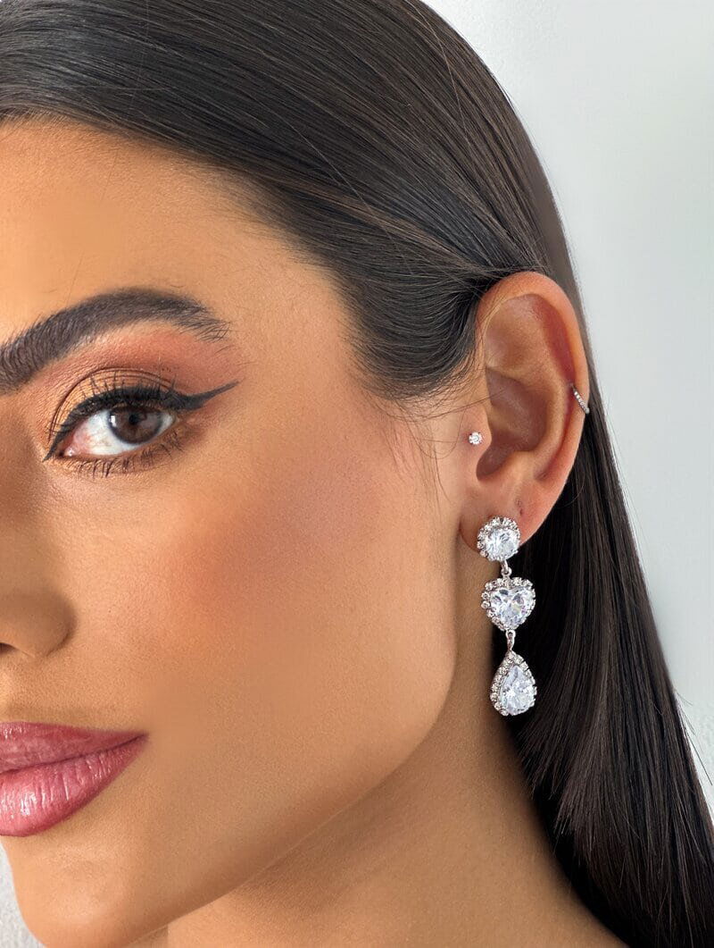 Brinco Folheado a Ouro 18K e a Prata Pedraria Coração e Gota de Zirconia.