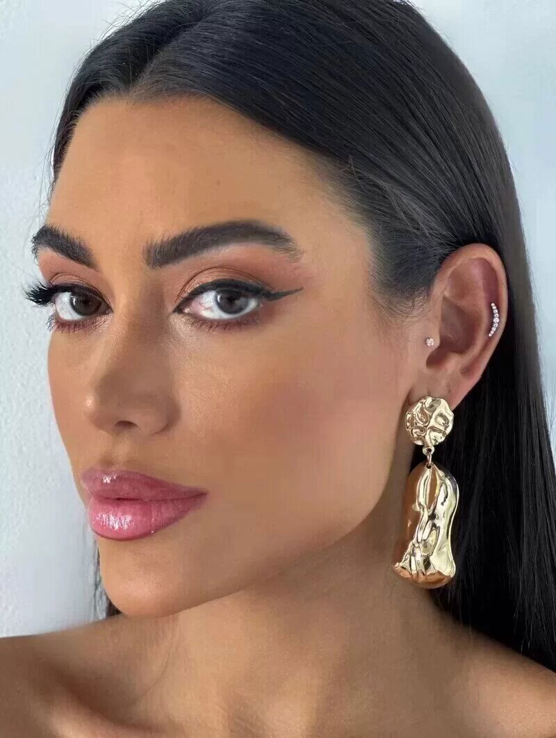 Brinco Folheado a Ouro 18K e a Prata Ponteira Martelada Orgânico.