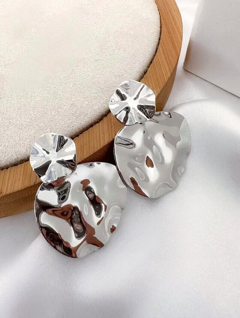 Brinco Folheado a Ouro 18K e a Prata Ponteira Orgânica.