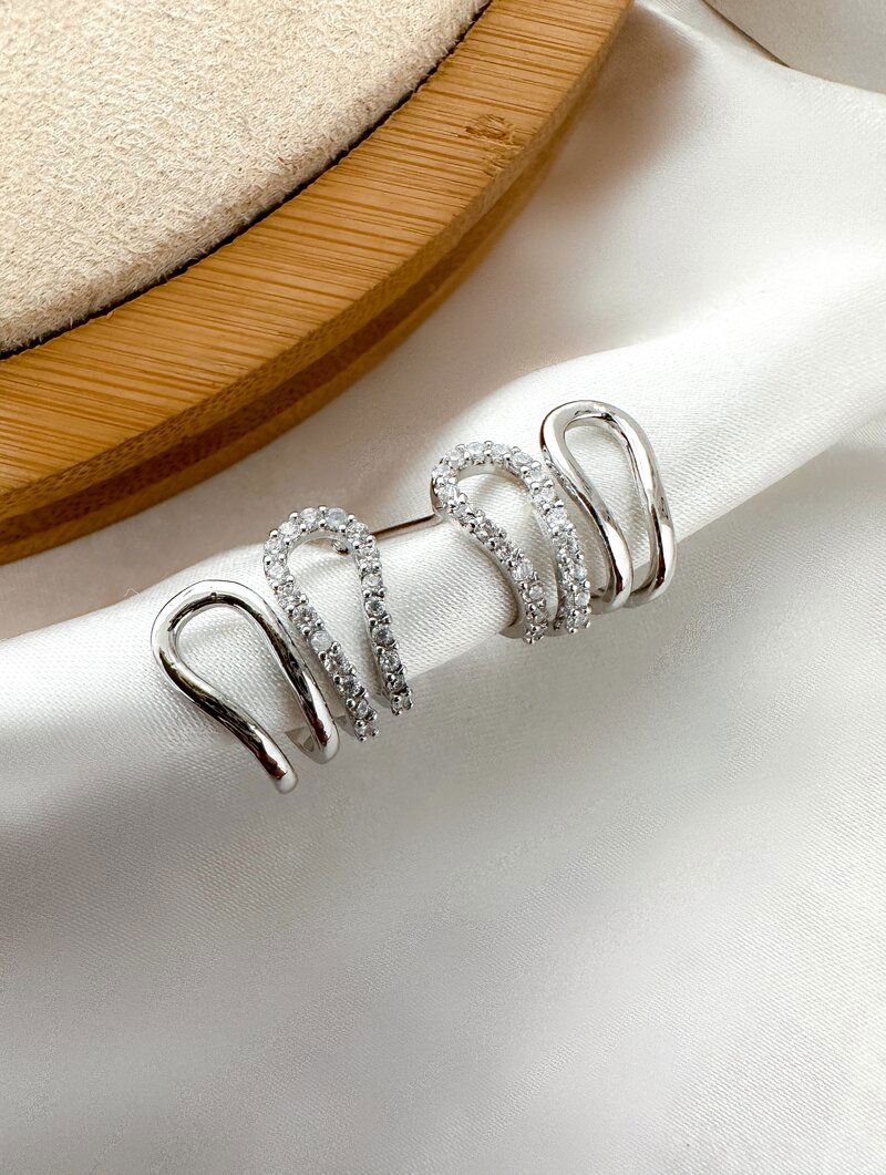 Brinco Folheado a Prata Quatro Fios Cravejado