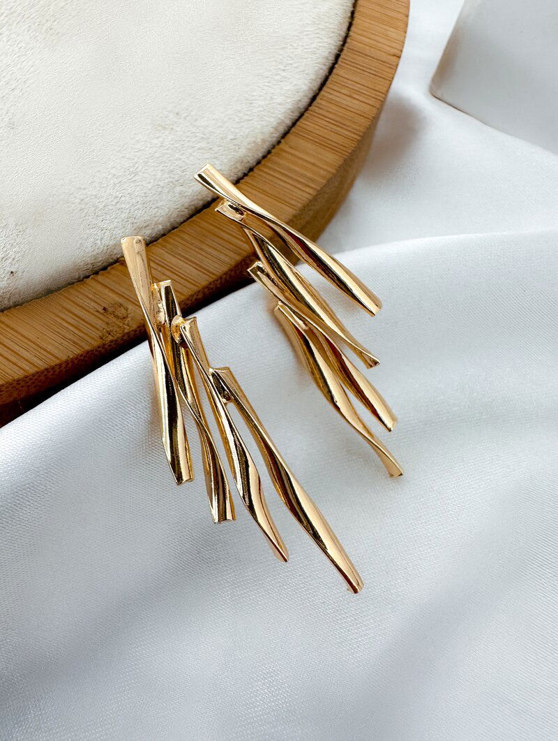 Brinco Folheado a Ouro 18K e a Prata Quatro Fios Modernos