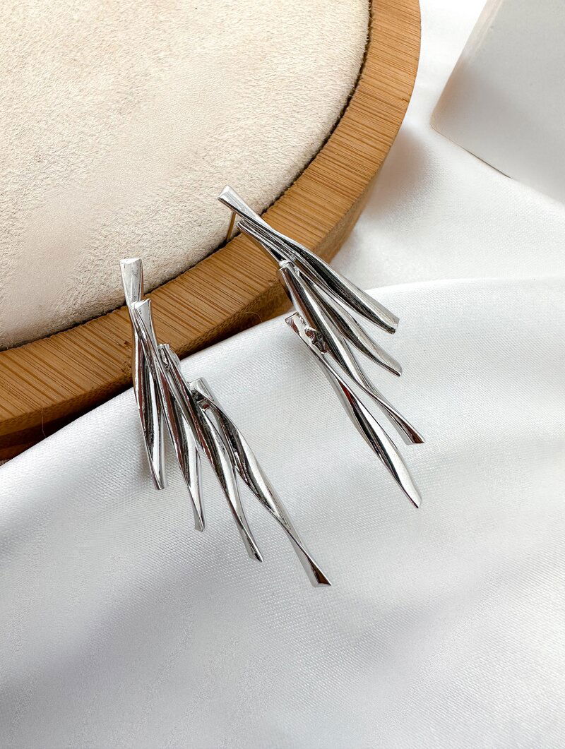 Brinco Folheado a Ouro 18K e a Prata Quatro Fios Modernos