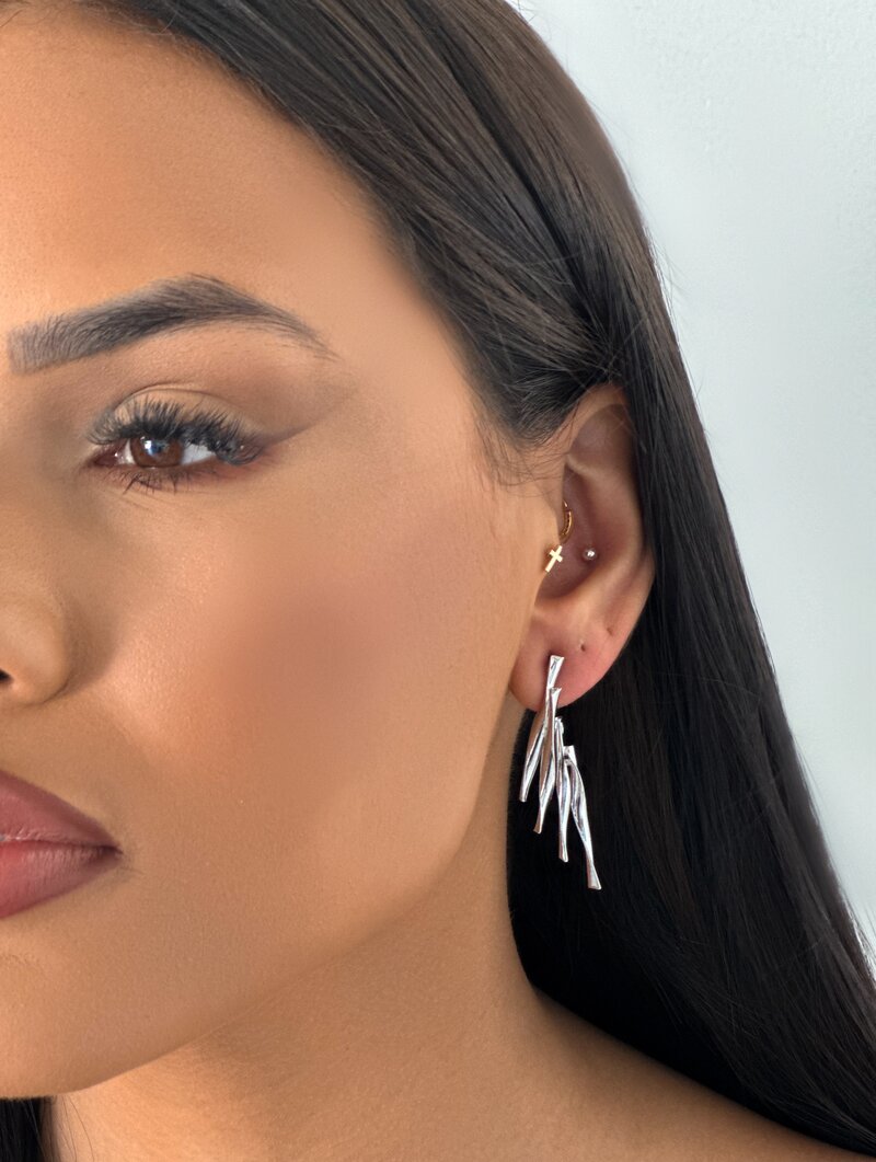 Brinco Folheado a Ouro 18K e a Prata Quatro Fios Modernos