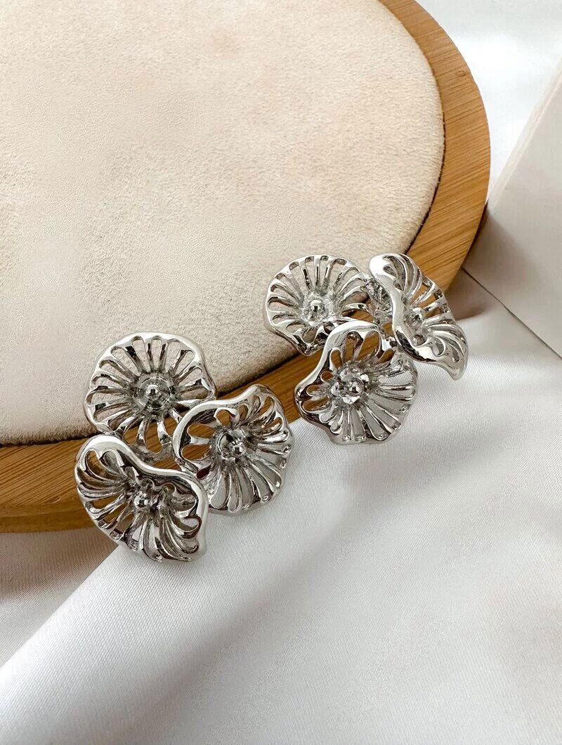 Brinco Folheado aPrata Tres Flores Desing Vazado