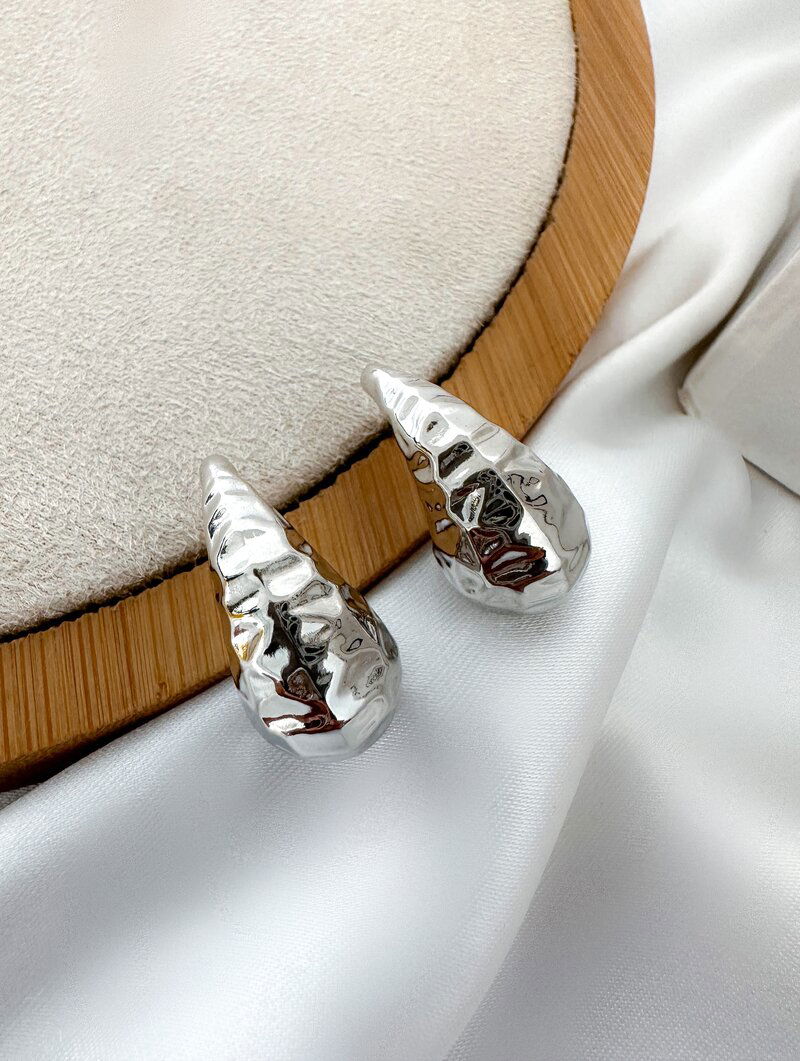 Brinco Folheado a Ouro 18k e Meia Argola Martelada