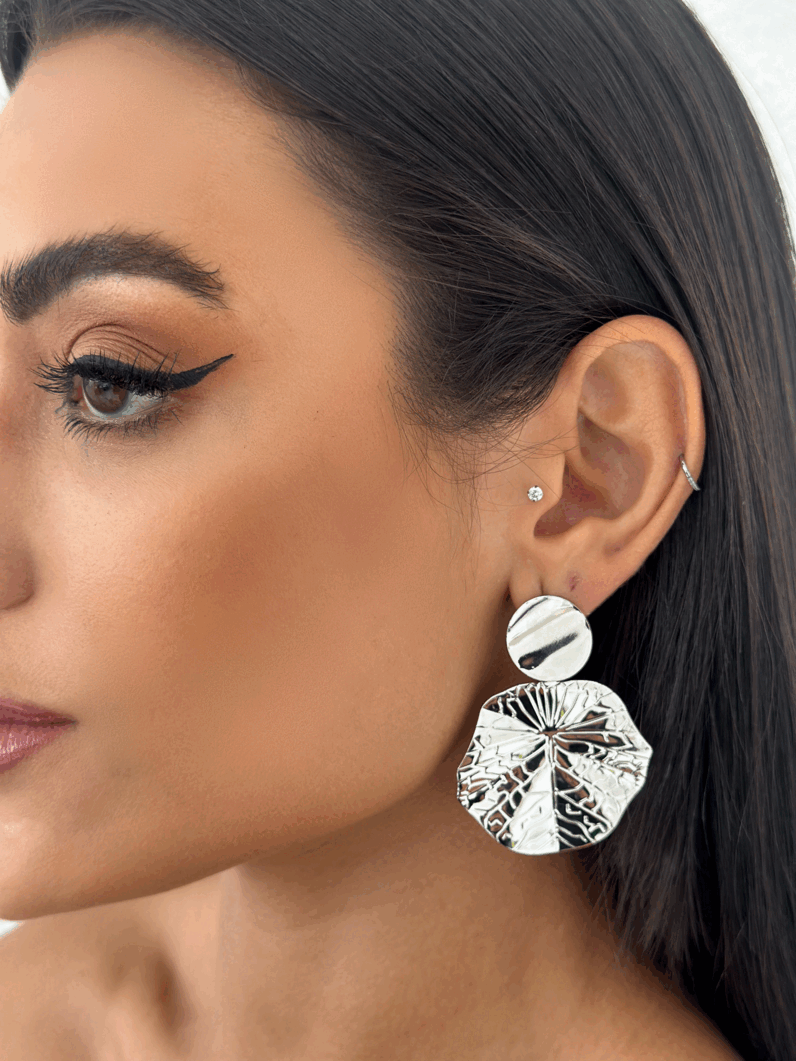 Brinco Folheado a Ouro 18k e Prata, Orgânico Martelado Com Ponteira Lisa com