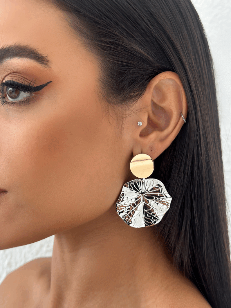 Brinco Folheado a Ouro 18k e Prata, Orgânico Martelado Com Ponteira Lisa com