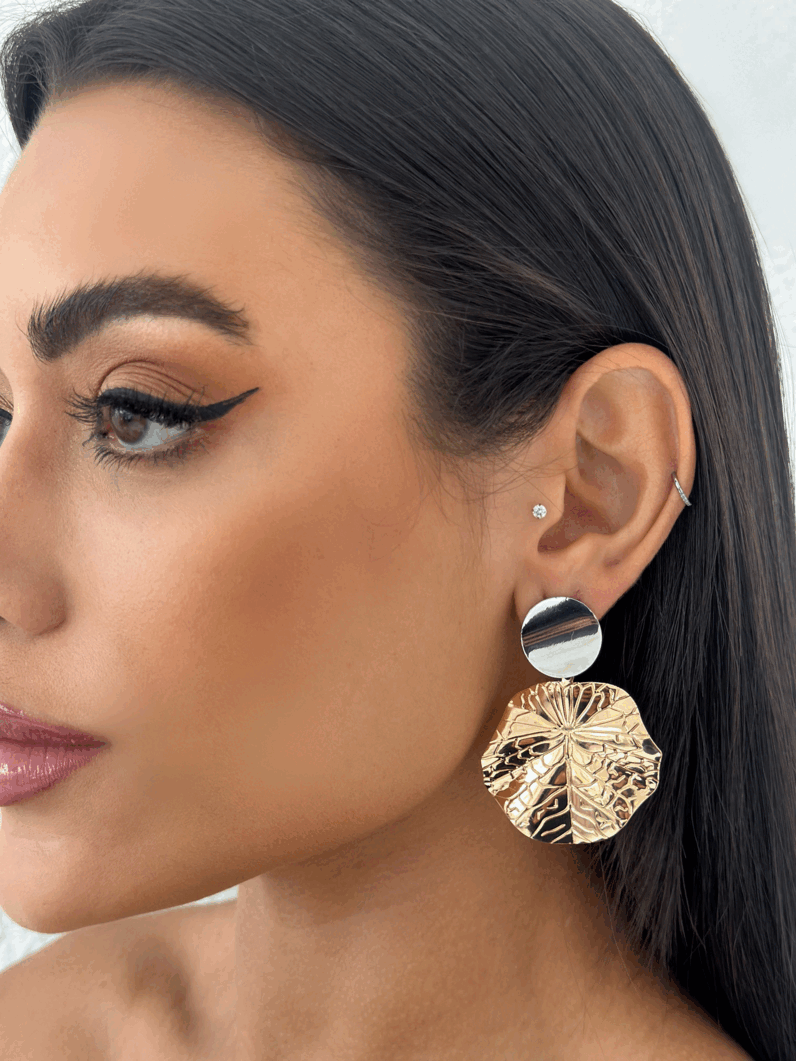 Brinco Folheado a Ouro 18k e Prata, Orgânico Martelado Com Ponteira Lisa com