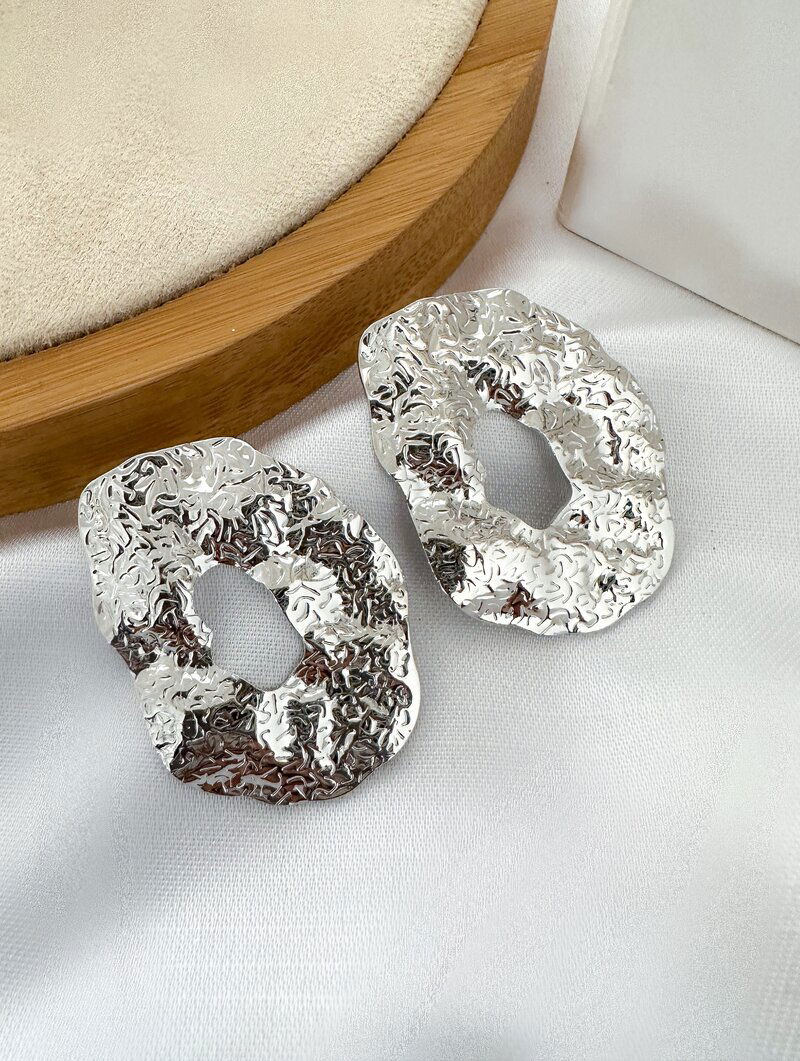 Brinco Folheado a Ouro 18k e Prata Argola Oval Martelada