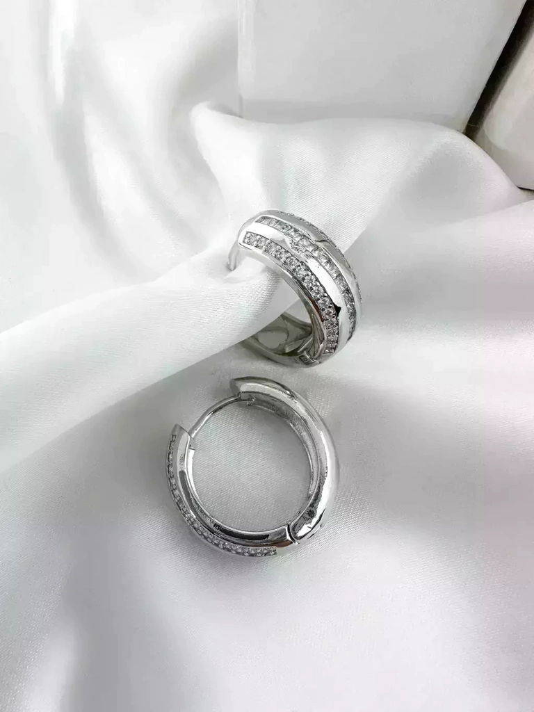 Brinco folheado a ouro 18k e prata 925 argola click com pedraria e corações vazados.