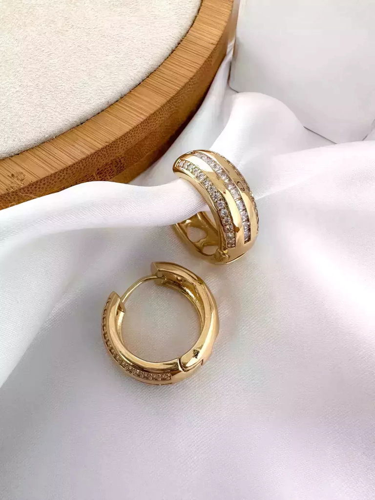 Brinco folheado a ouro 18k e prata 925 argola click com pedraria e corações vazados.