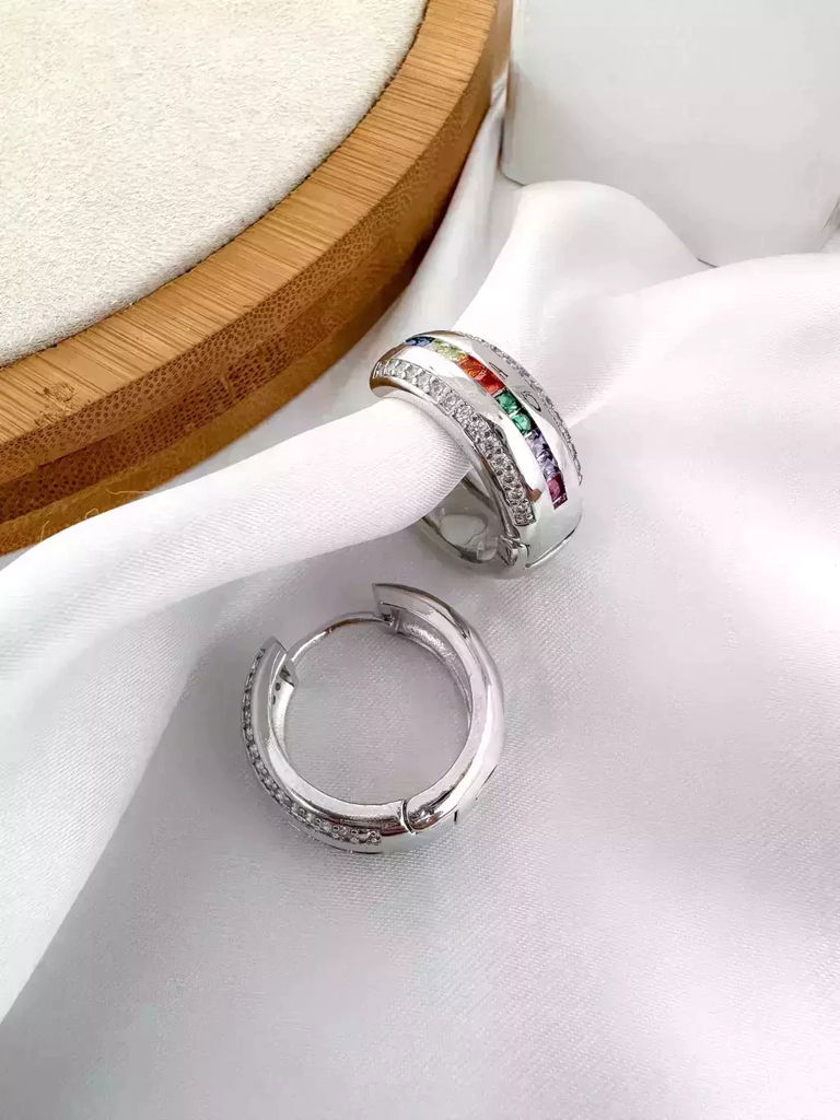 Brinco folheado a ouro 18k e prata 925 argola click com pedraria e corações vazados.