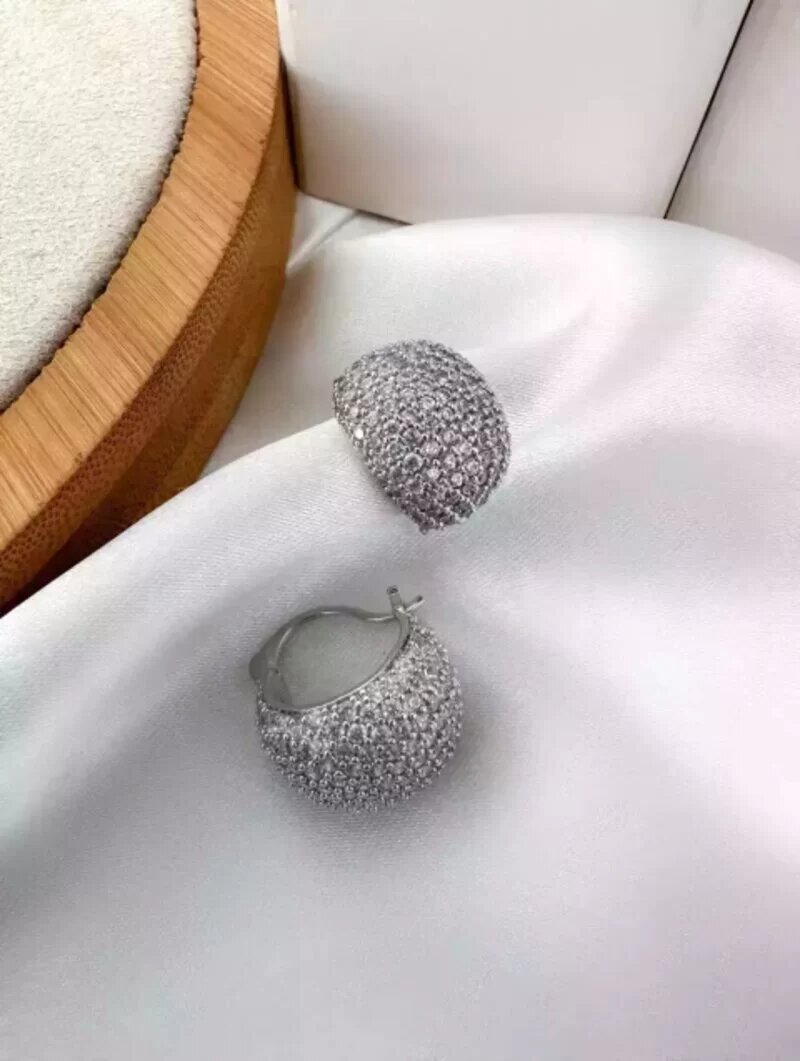 Brinco folheado a ouro 18k e prata 925 argola com fecho cravejada micro zircônias.