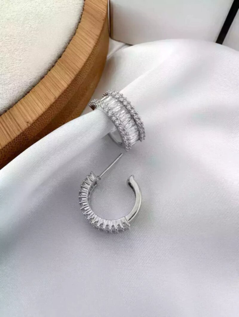 brinco folheado a ouro 18k e prata 925 argola com navetes e borda em micro zircônias.