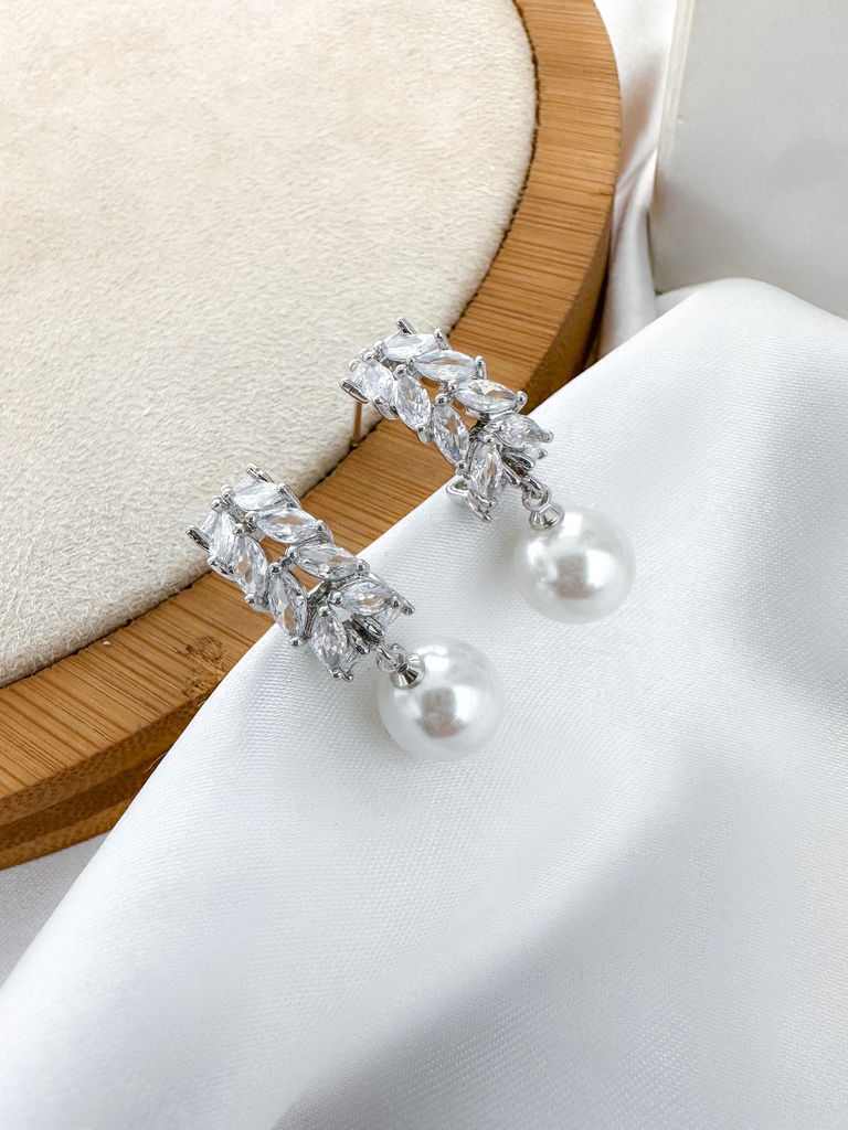 brinco folheado a ouro 18k e prata 925 argola designer folhagem e zircônias e pérola