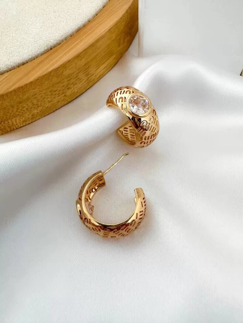 brinco folheado a ouro 18k e prata 925 argola detalhada com ponto de luz.