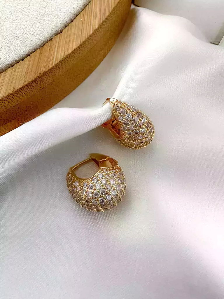 BRINCO FOLHEADO A OURO 18K E PRATA 925 ARGOLA OVAL CRAVEJADA COM MICRO ZIRCÔNIAS.