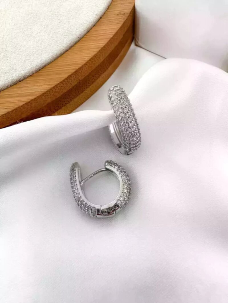 BRINCO FOLHEADO A OURO 18K E PRATA 925 ARGOLA OVAL CRAVEJADA COM MICRO ZIRCÔNIAS.