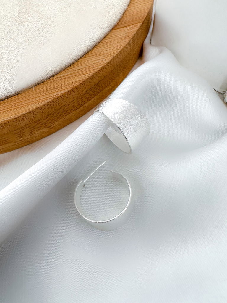 brinco folheado a ouro 18k e prata 925 argola texturizada