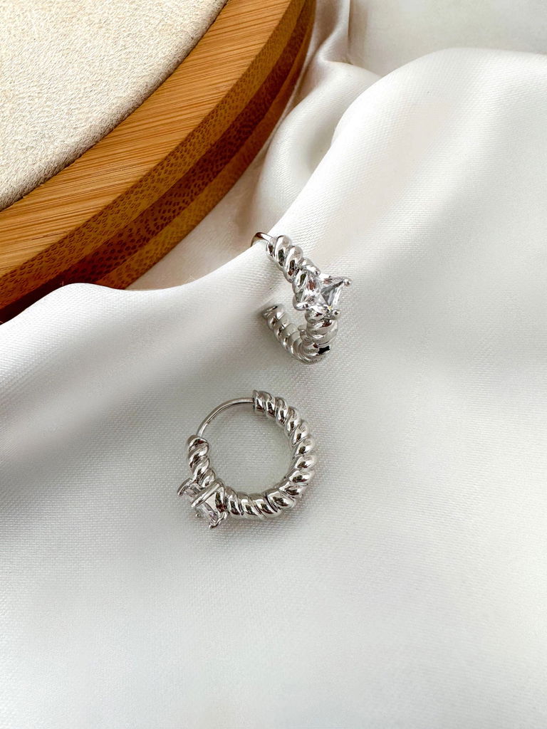 brinco folheado a ouro 18k e prata 925 argola torcida com ponto de luz.