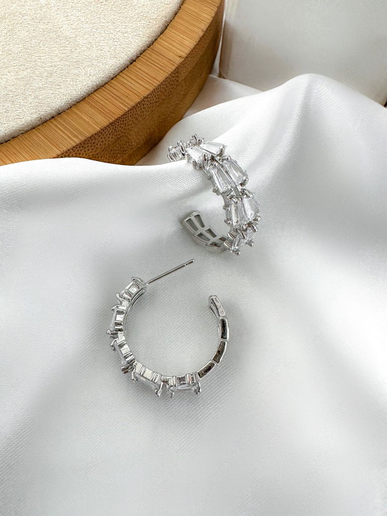 BRINCO FOLHEADO A OURO 18K E PRATA 925 ARGOLA TRABALHADA COM NAVETES CRISTAL.