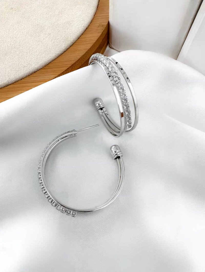 Brinco folheado a ouro 18k e prata 925 argola três fios com zircônias.